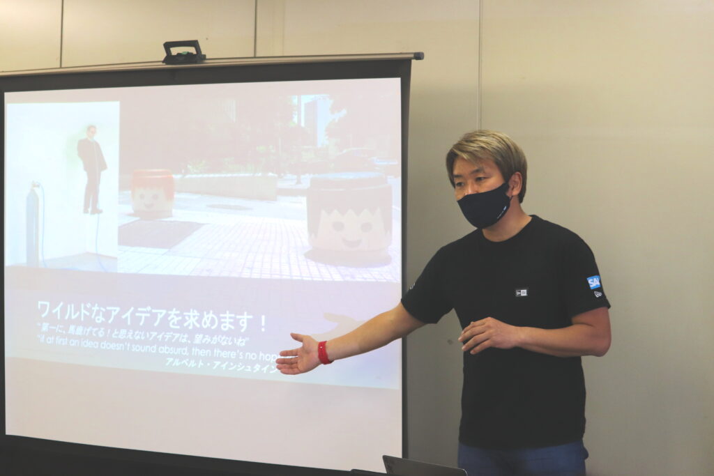 （写真）SAPジャパン エヴァンジェリスト 吉越 輝信 氏によるデザインシンキングの講義及びワークショップの様子